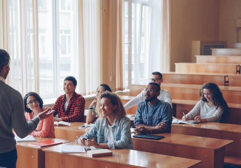 Professor em aula de inglês – Aula de Inglês em Contagem