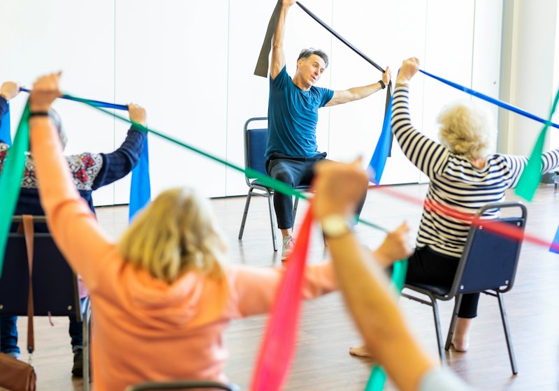 Turma fazendo aula de ginástica em grupo – Ginástica em Contagem