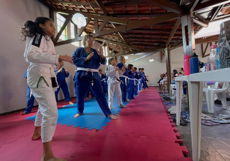 Alunos de jiu-jitsu no tatame do Betel Hub