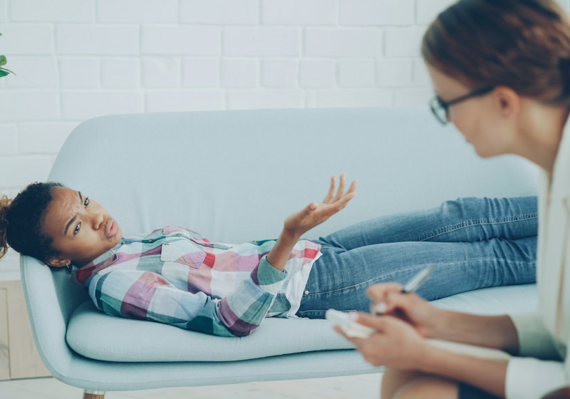 Terapeuta ouvindo paciente em sessão – Psicanálise / Terapeuta em Contagem