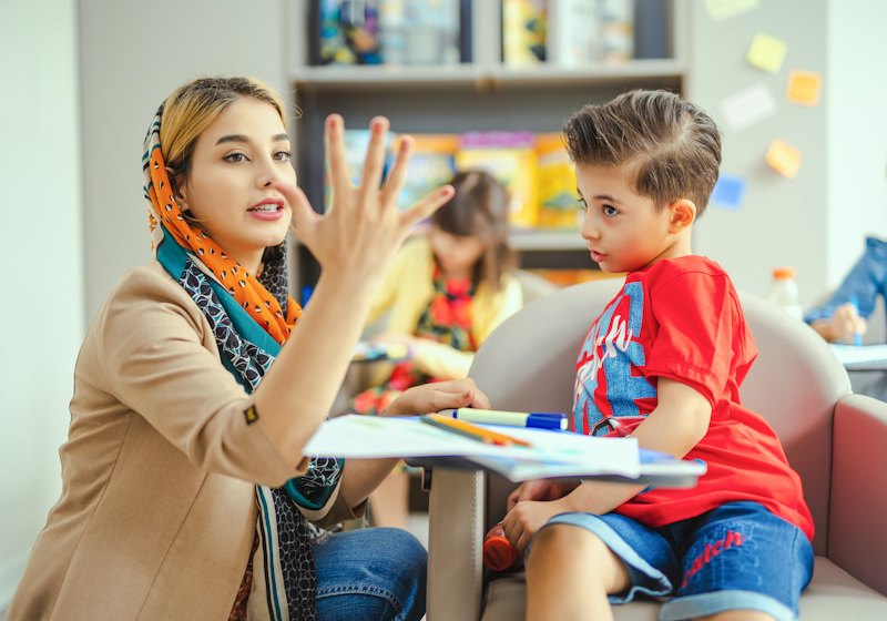 Psicopedagoga atendendo criança – Psicopedagogia em Contagem