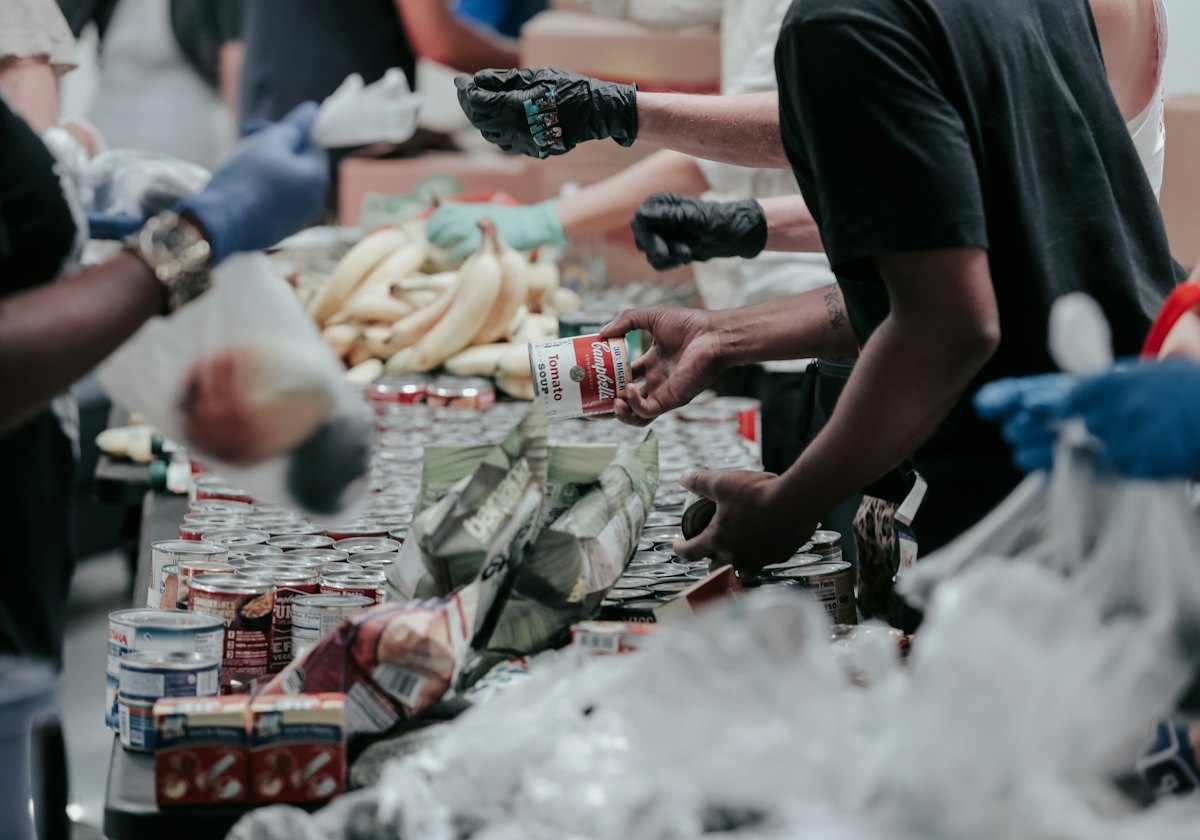 Voluntários organizando doações de alimentos