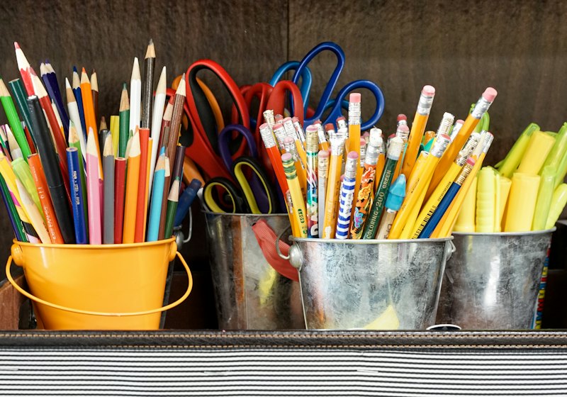 Lápis de cor e material escolar para doação