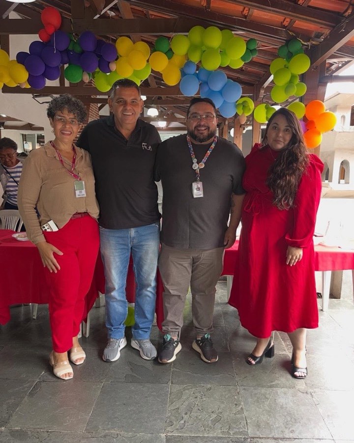 Equipe do Betel Hub reunida no salão decorado