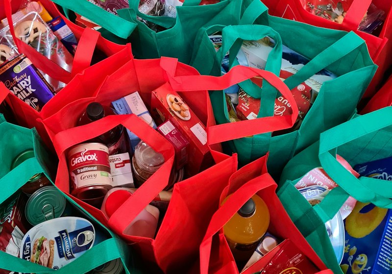 Sacolas com doações de alimentos