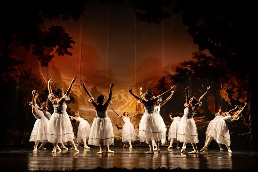 Bailarinas de branco se apresentando no teatro
