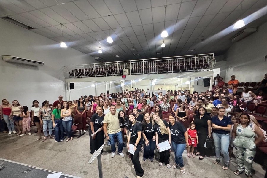 Comunidade reunida em encontro no templo da Igreja Batista Betel
