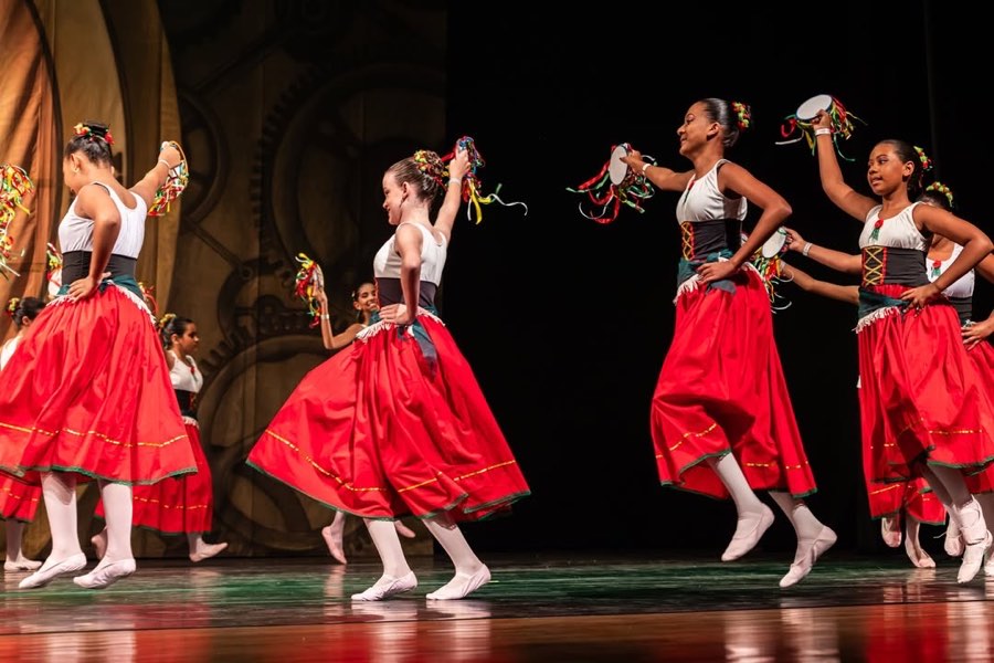Bailarinas de saia vermelha no espetáculo de ballet do Betel Hub