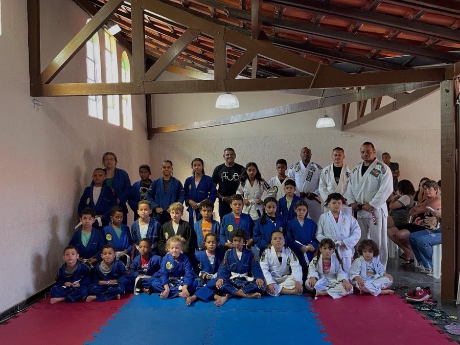 Turma de jiu-jitsu reunida no dia da graduação