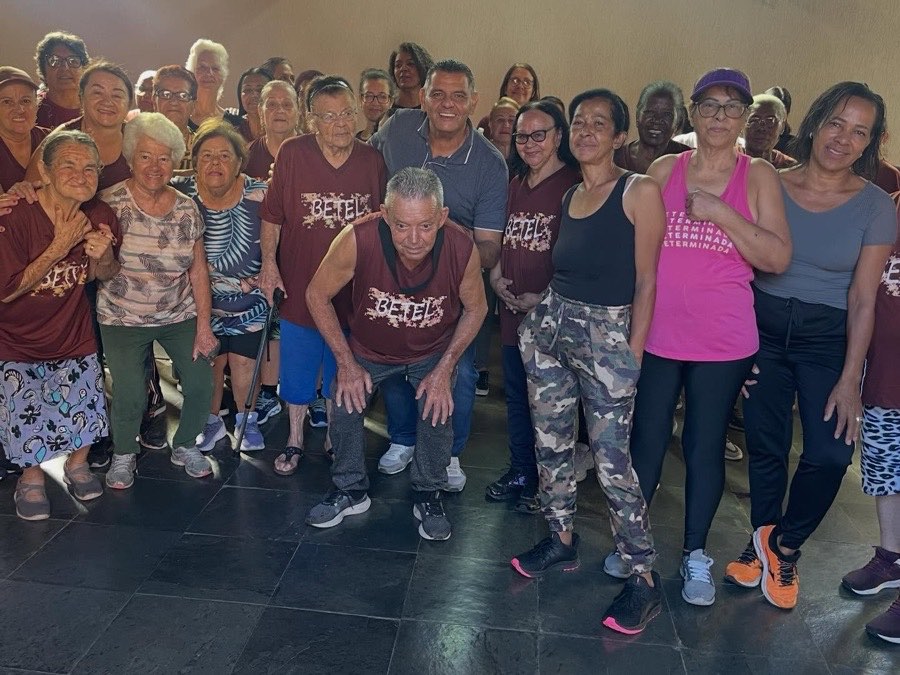 Turma da 3ª idade reunida no Betel Hub