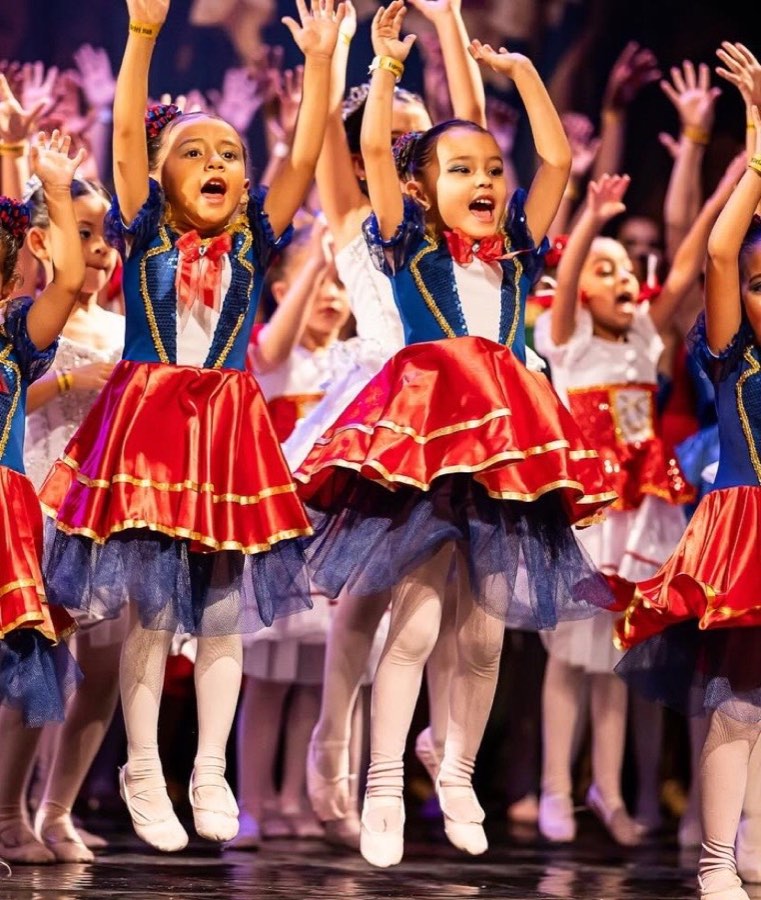 Crianças do ballet do Betel Hub comemorando no palco