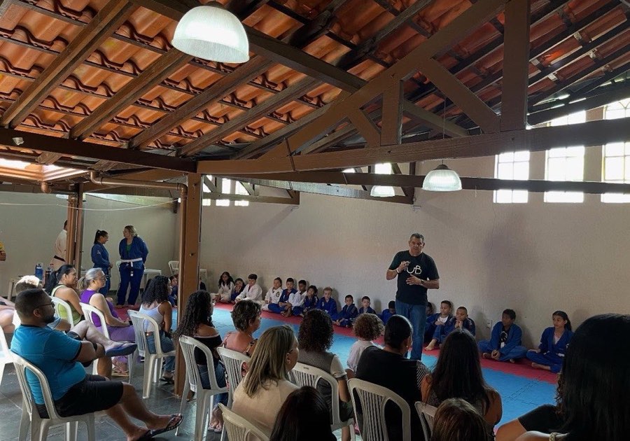 Salão do Betel Hub durante aula de jiu-jitsu, com famílias assistindo