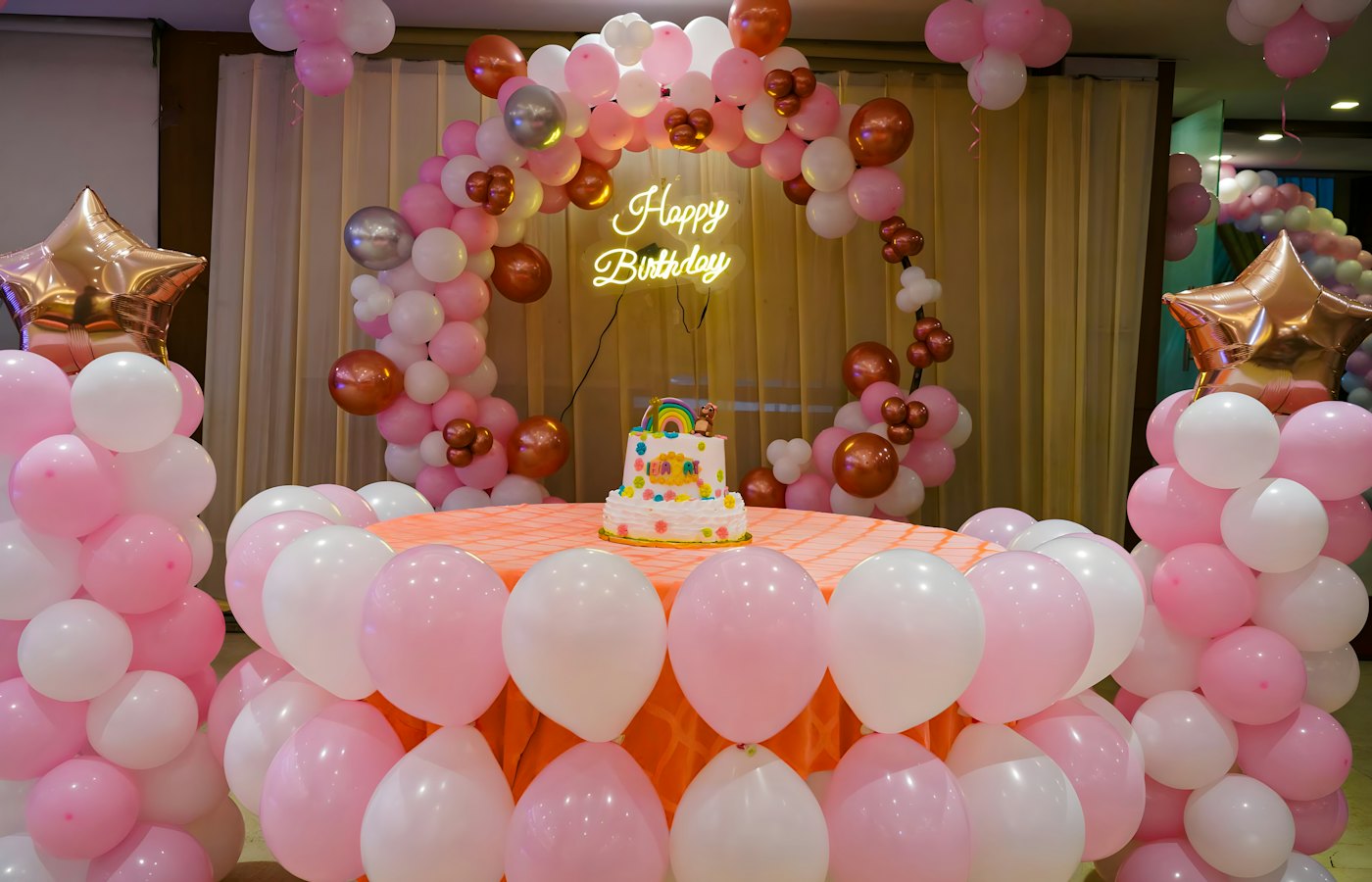 Salão decorado com balões para festa de aniversário