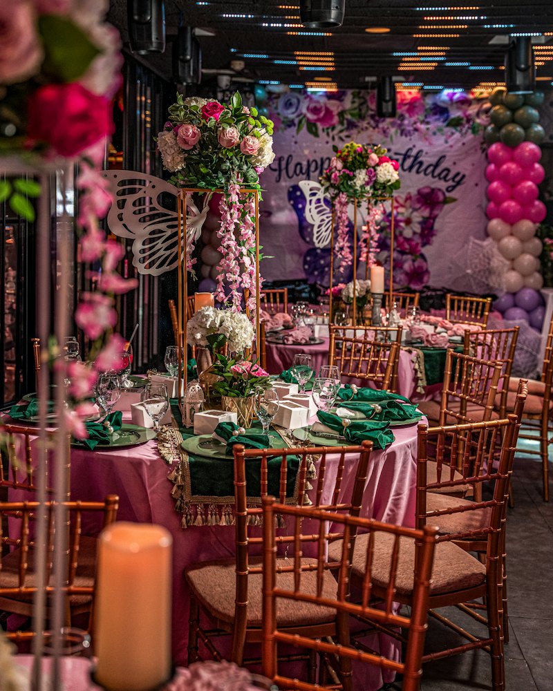 Mesa de aniversário decorada com balões e flores